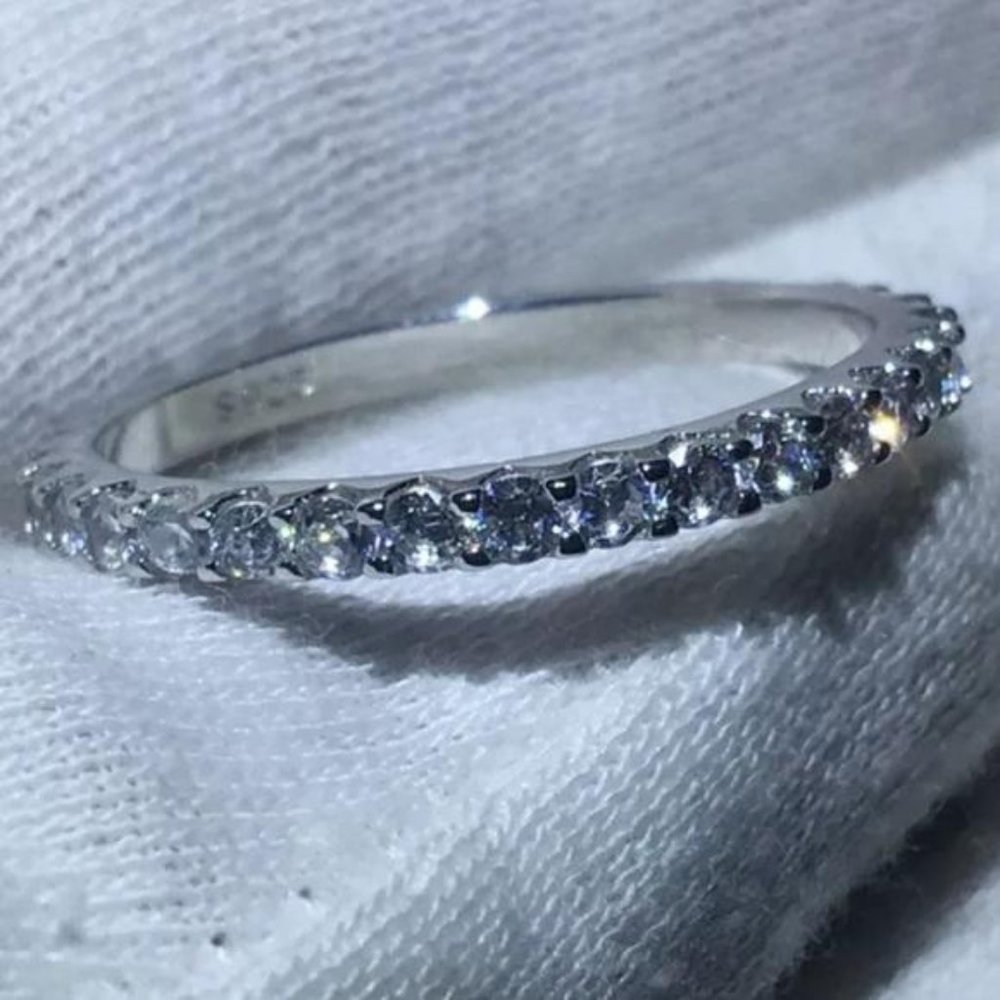 NEW 18K WHITE GOLD DIAMOND ETERNITY STACKABLE RING, CUTE RING, SHINY RING. - Picture 8 of 9